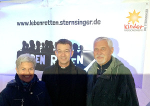 Foto mit Pralat Dr. Krämer im Zelt des Kindermissionswerkes "Die Sternsinger" in Köln