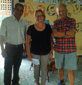 Horst Ostermann mit dem Projektleiter Alcides Flores und Sonia Kofler